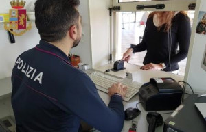 Falsifica un documento per ottenere il permesso di soggiorno: 34enne cinese denunciata dalla Polizia di Stato