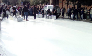 Protesta pastori, gettato in strada un milione di litri di latte