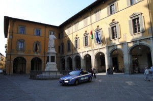 Prato: minaccia i passanti con una siringa contenente sangue