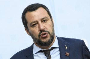Mercantile dirottato verso Lampedusa, Salvini è furibondo