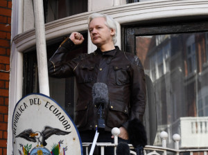 Julian Assange arrestato nell'ambasciata dell'Ecuador