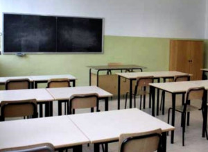 Napoli, crolla parete di una scuola: colpita una maestra incinta