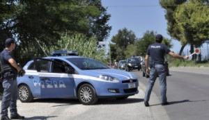 Gemelle cinesi clandestine giravano su un'auto senza patente