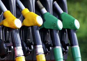 Il prezzo della benzina in autostrada vola sopra i due euro