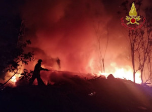 Roma, in fiamme discarica nel quartiere Collatino