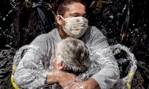 World Press Photo 2021, la foto dell'anno è un abbraccio che commuove