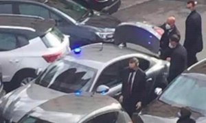 La scorta di Draghi tampona un'auto, il premier scende e si scusa