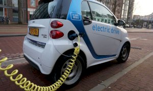 Auto elettriche, entro il 2027 saranno meno care di diesel e benzina