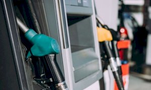 Caro benzina-diesel, arriva la stangata per gli automobilisti: 7 euro in più per il pieno 