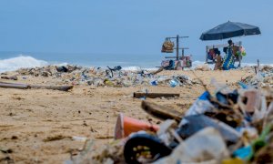 Spiagge piene di rifiuti, l'84% è plastica: parte la campagna di Legambiente