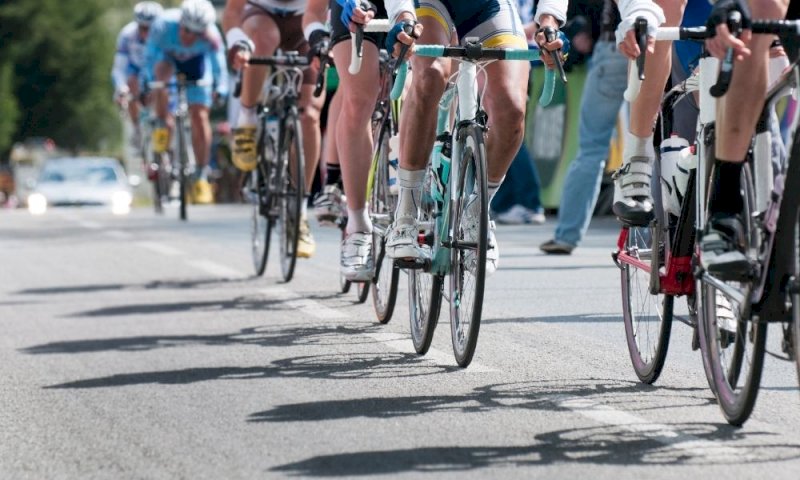 Giro d'Italia: incidente per Landa caduto e portato via in ambulanza