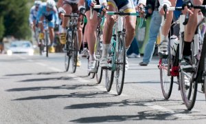 Giro d'Italia: incidente per Landa caduto e portato via in ambulanza