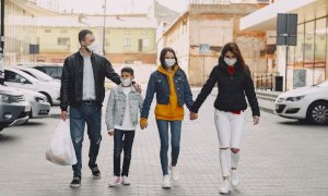 Covid, via la mascherina all'aperto: ipotesi agosto ma con precauzioni
