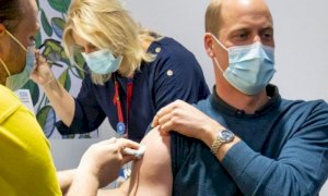 Il principe William si vaccina contro il Covid, l'annuncio su Instagram