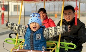 Cina, le famiglie potranno avere fino a 3 figli: la decisione di Pechino
