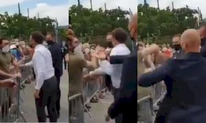 Emmanuel Macron schiaffeggiato da un uomo. Due arresti VIDEO