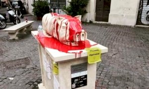 Vandalizzata la statua della porchetta a Trastevere: aveva scatenato proteste