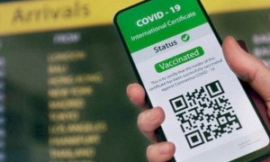 Green Pass, appena entrato in vigore è caos: code al check-in e rebus codice QR
