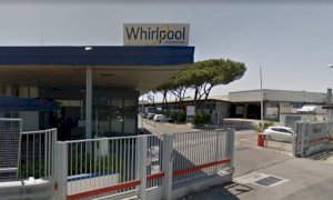 Napoli, licenziati gli operai della Whirlpool, sale la tensione