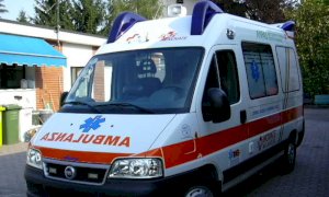 Colpisce due motociclisti durante un sorpasso e scappa senza prestare soccorso. Denunciato dalla madre