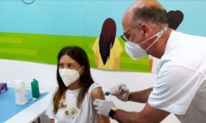 Prima dose di vaccino con la siringa senza ago somministrata a una 31enne