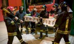 A Tivoli un uomo si butta dal quinto piano e travolge un vigile del fuoco