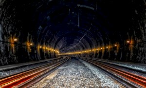 Ancona-Piacenza, treno fermo per ore senza aria condizionata, la rivolta dei passeggeri