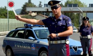 Nel varesotto un uomo armato di coltello aggredisce due agenti della polizia che reagiscono sparando