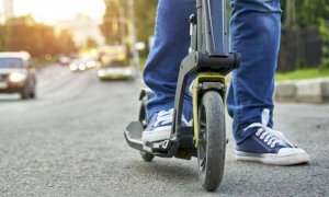 Cade dal monopattino elettrico, muore 13enne: 