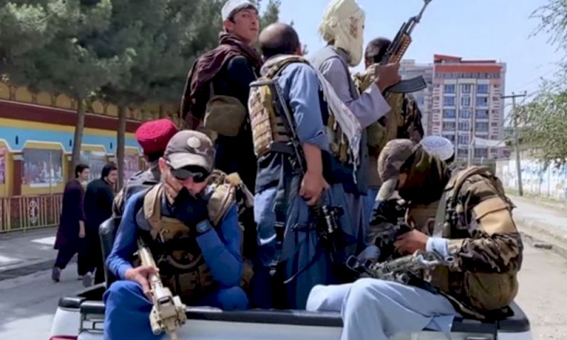 Dopo 20 anni le truppe Usa lasciano l'Afghanistan, esultano i talebani