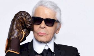 Disney, la carriera dell'iconico stilista Karl Lagerfeld diventa una serie tv