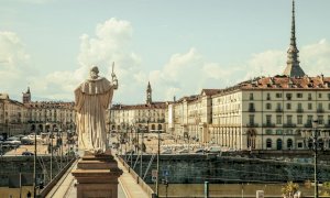 Torino: in fiamme un edificio in piazza Carlo Felice, di fronte alla Stazione di Porta Nuova