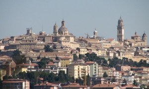 Macabra scoperta a Macerata: trovati tre corpi decomposti in una villetta