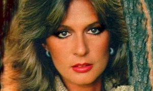 Loretta Goggi lascia i social per i pesanti insulti ricevuti. Il mondo del web la difende