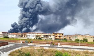 Rogo in una fabbrica nel Casertano, la Terra dei fuochi continua a bruciare