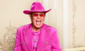 Piccolo incidente per Elton John, l'artista rinvia il tour