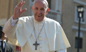 Papa Francesco: critiche alla croce pettorale che indossa sul petto. Per molti simbolo massonico