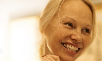 Pamela Anderson sfila libera sul red carpet senza trucco. FOTO