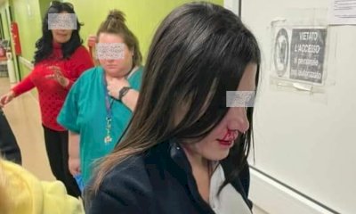 Follia al pronto soccorso: infermiera trascinata per capelli e presa a pugni